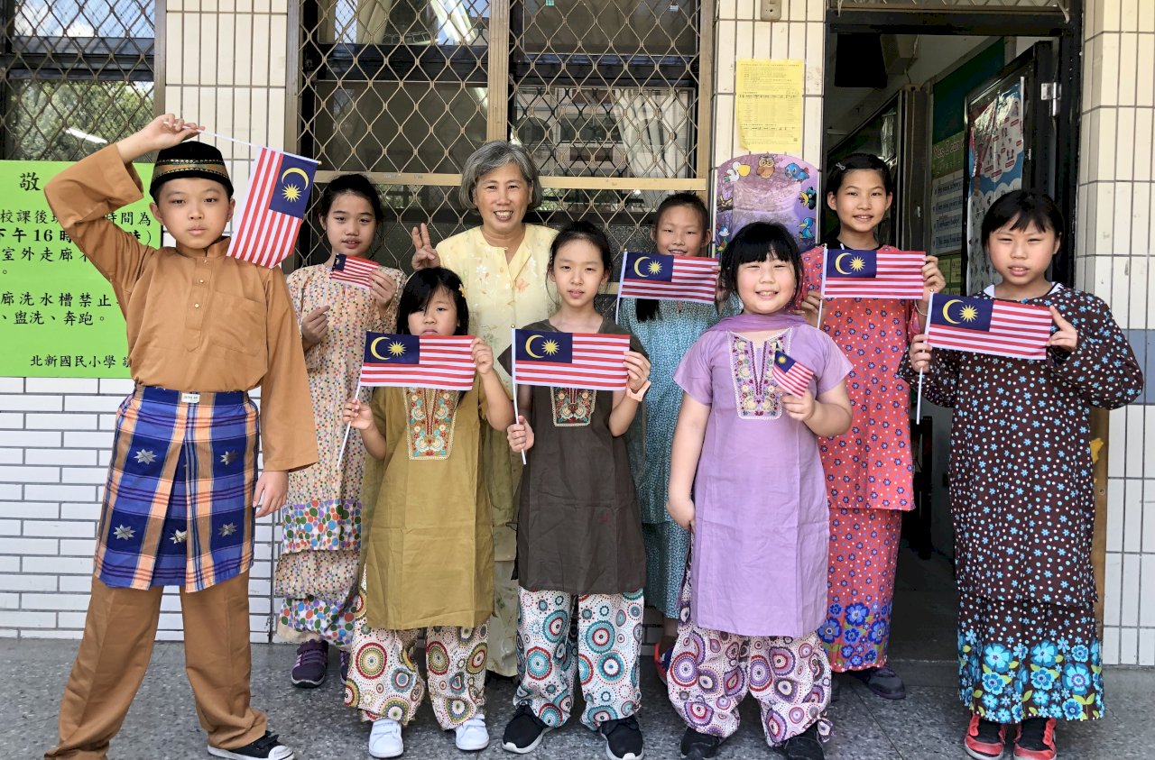 為教這句馬來語 師要生演單車少年和過路老人