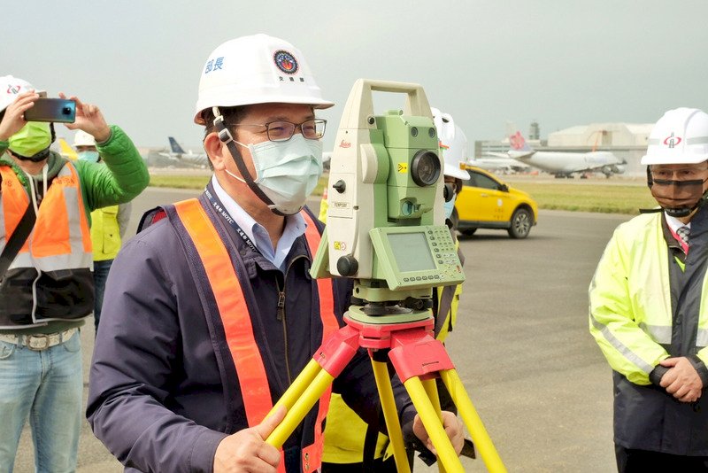 視察桃機南跑道 林佳龍：春節續封閉、7月底完工
