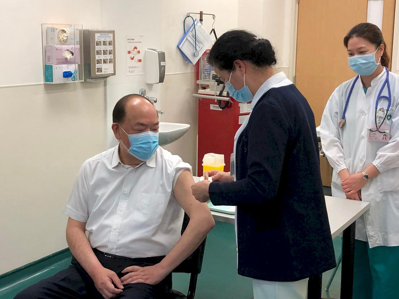 澳門開始施打疫苗 特首賀一誠接種第一劑