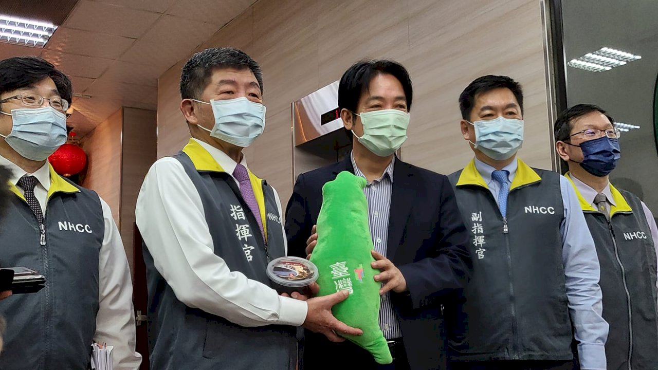 賴清德致贈陳時中龜苓膏、抱枕  盼台灣「疫情歸零、高枕無憂」