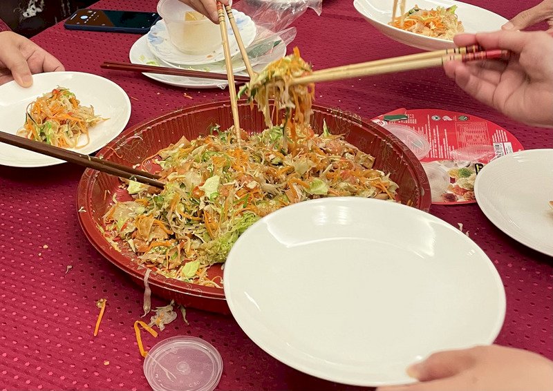 新加坡大年初七「撈魚生」 創意App助喊吉祥話
