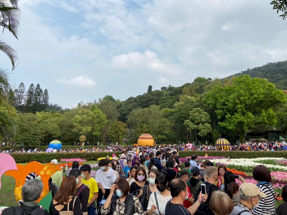 麥擱來啊！士林官邸鬱金香展人潮亮紅燈 &nbsp;北市籲暫緩前往