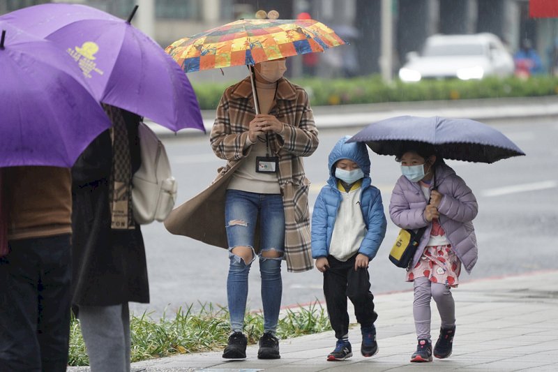 迎風面北部東半部多雲偶雨 西半部有霧須留意
