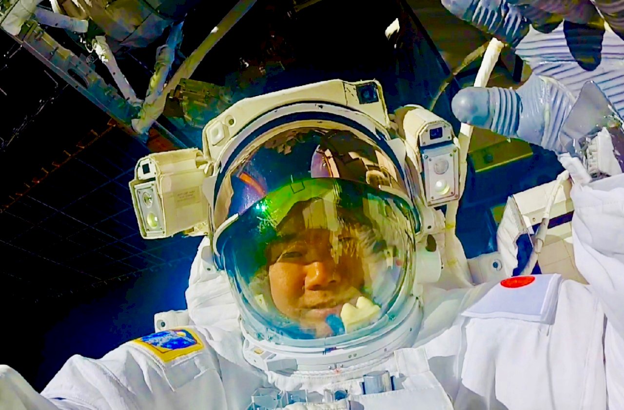 野口聰一第4度艙外活動成功 總時數寫日本太空紀錄