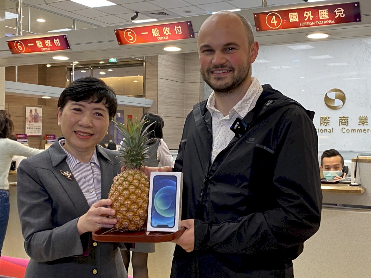 躲過疫情又抽中iPhone12 外籍教師：台灣是我的幸運國家