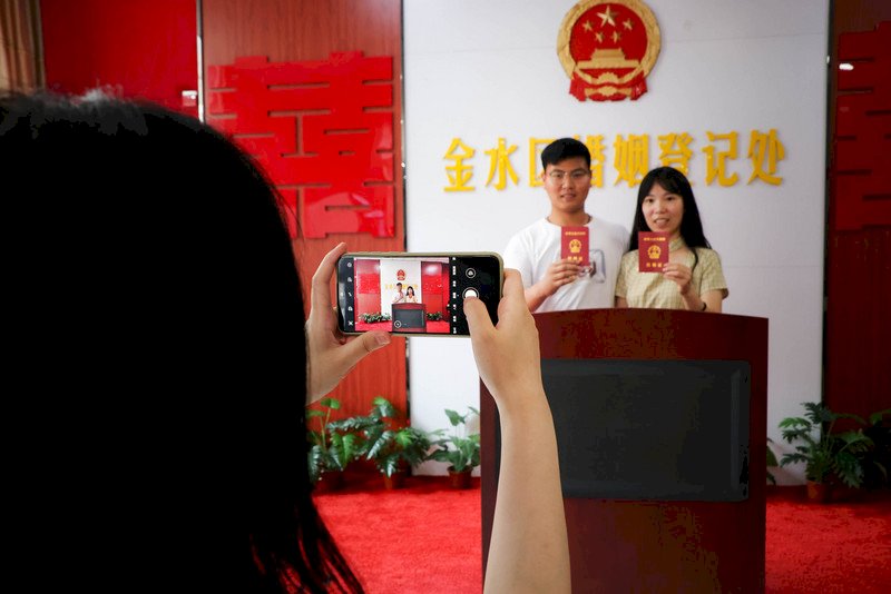 中國2023年新婚夫婦768萬對 近10年來首次回升