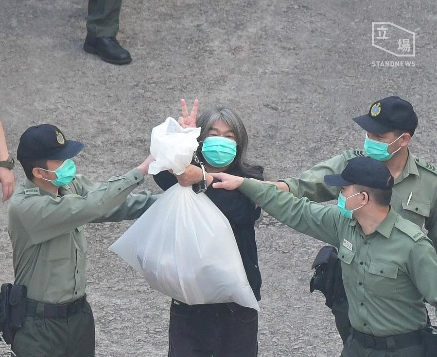 被押上庭應訊&nbsp;&nbsp; 梁國雄高舉V字手勢