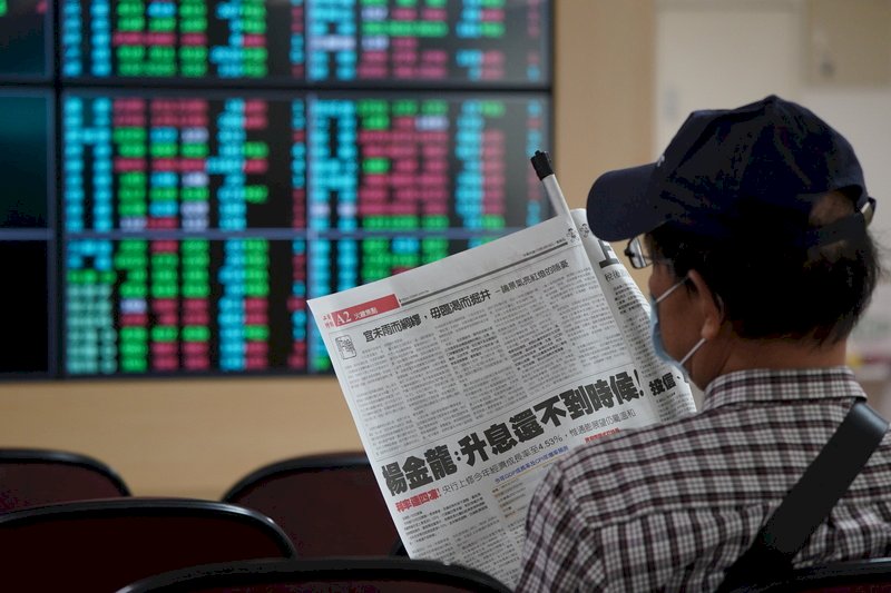 台股跌破月線 台積電領跌重挫217點