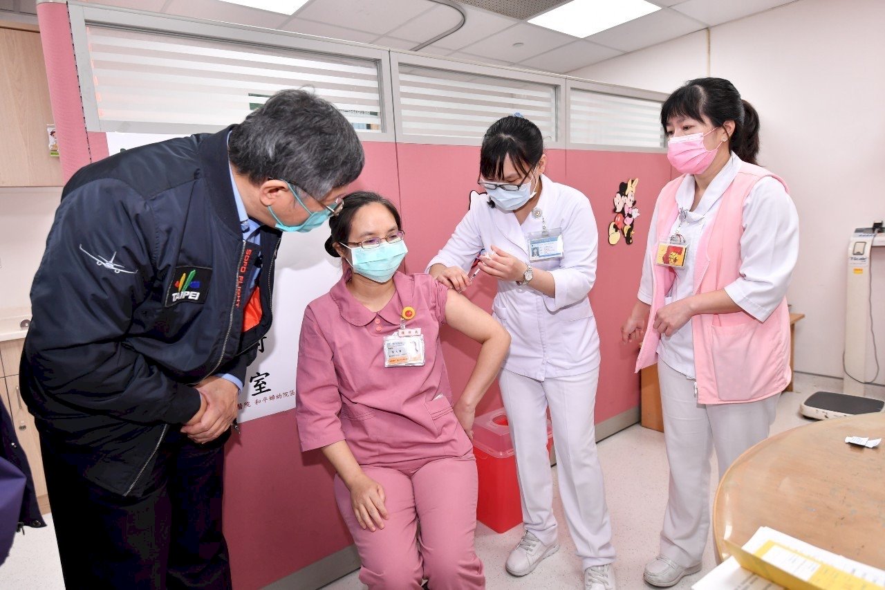 視察COVID-19疫苗施打 柯文哲：不可能一直鎖國 疫苗終究要打 (影音)