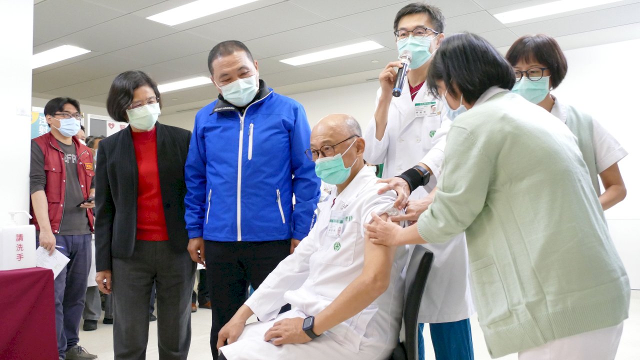 新北4929名醫護登記AZ疫苗 侯友宜：盼醫護踴躍施打(影音)