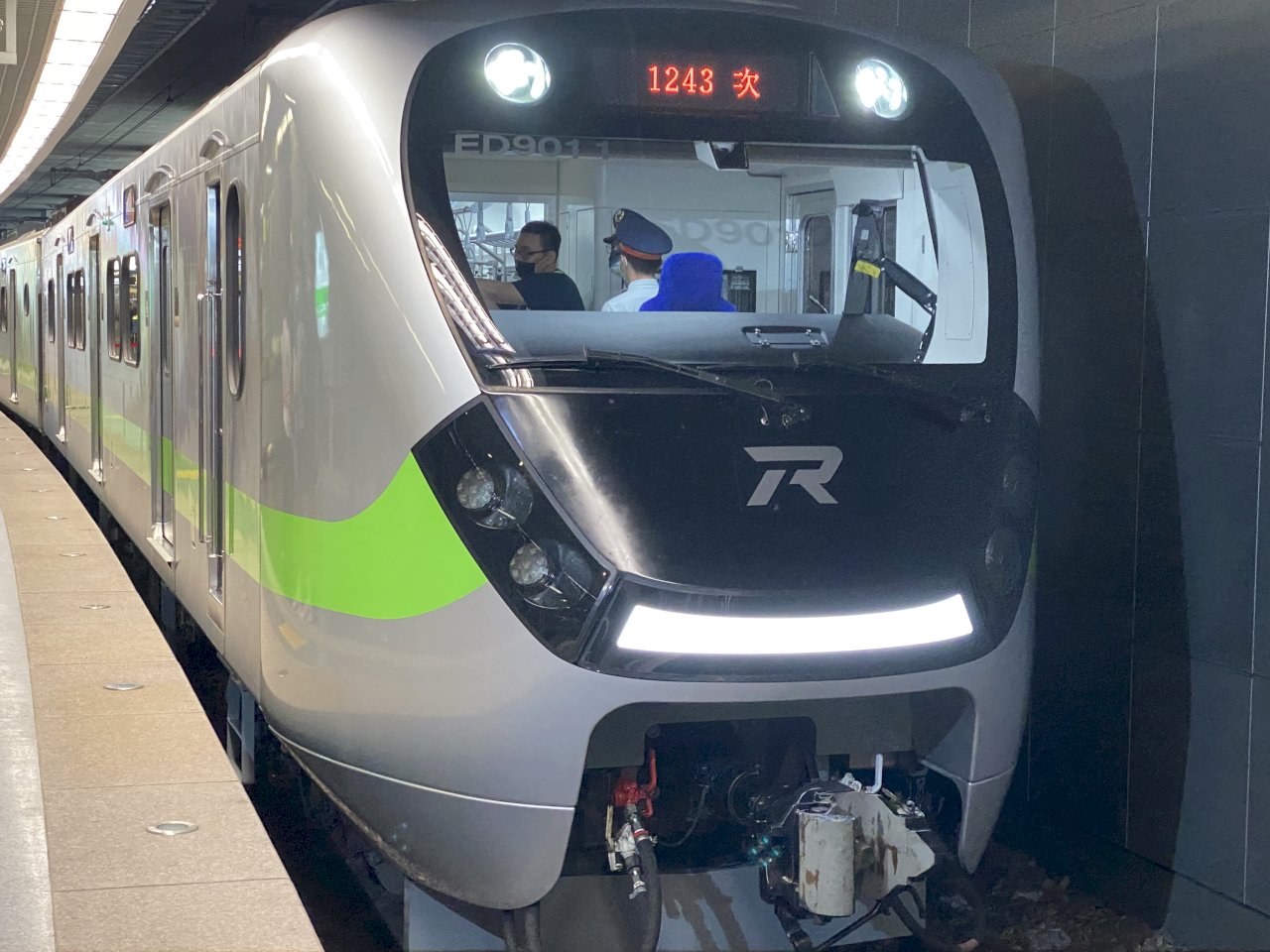 EMU900頻傳瑕疵  台鐵局長：無缺失才能驗收