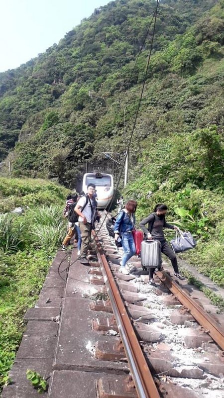 太魯閣號出軌/ 台鐵：事故列車旅客分由鐵公路接駁