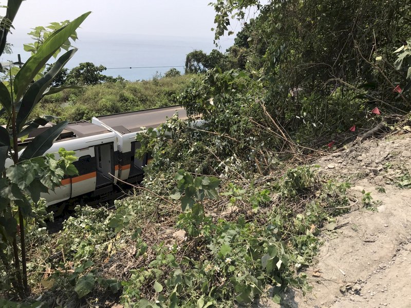 太魯閣號出軌/ 疑肇事工程車司機遭檢警約談