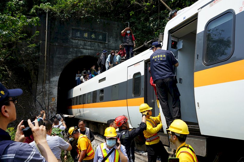 太魯閣號出軌/ 蘇花改仁水隧道北上車道封閉 林佳龍、徐國勇趕赴事故現場