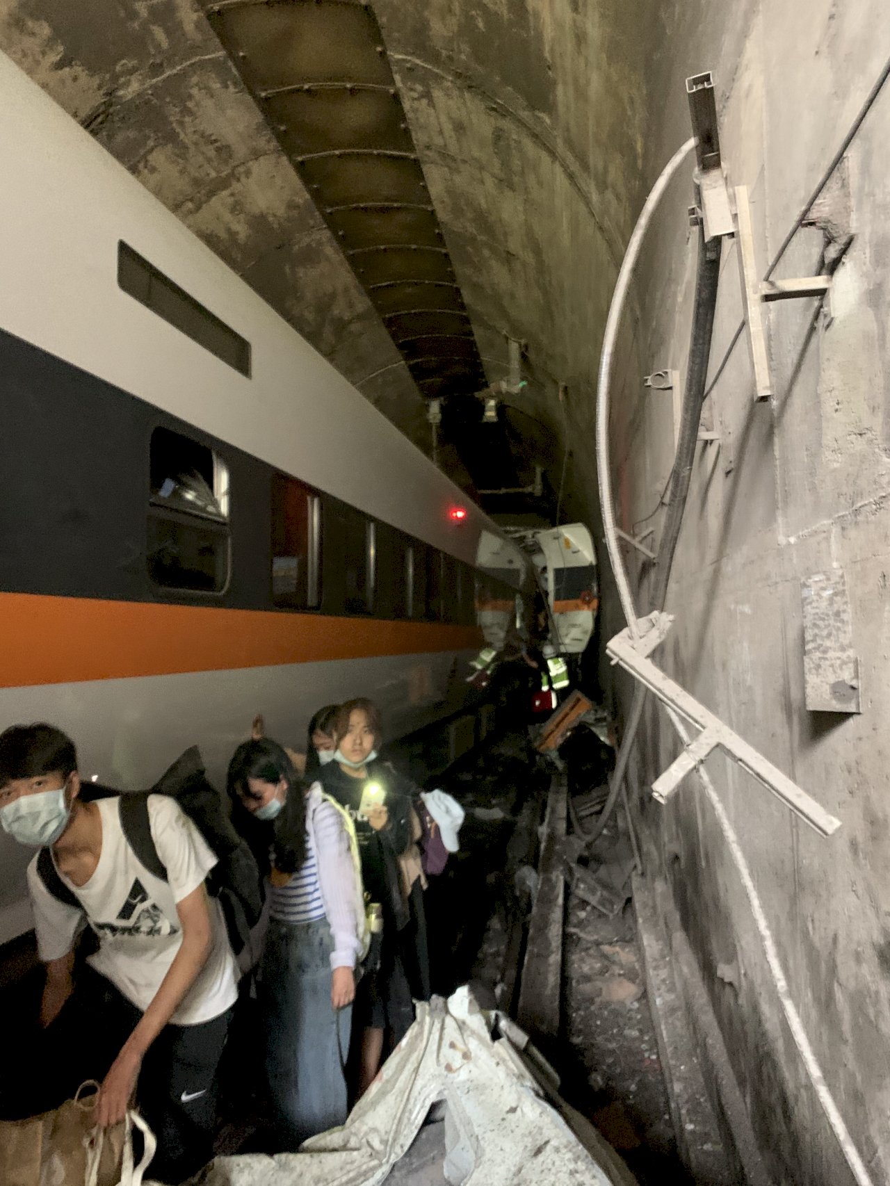 太魯閣號出軌/ 4人無呼吸心跳&nbsp; 5至8節車廂變形卡在隧道中