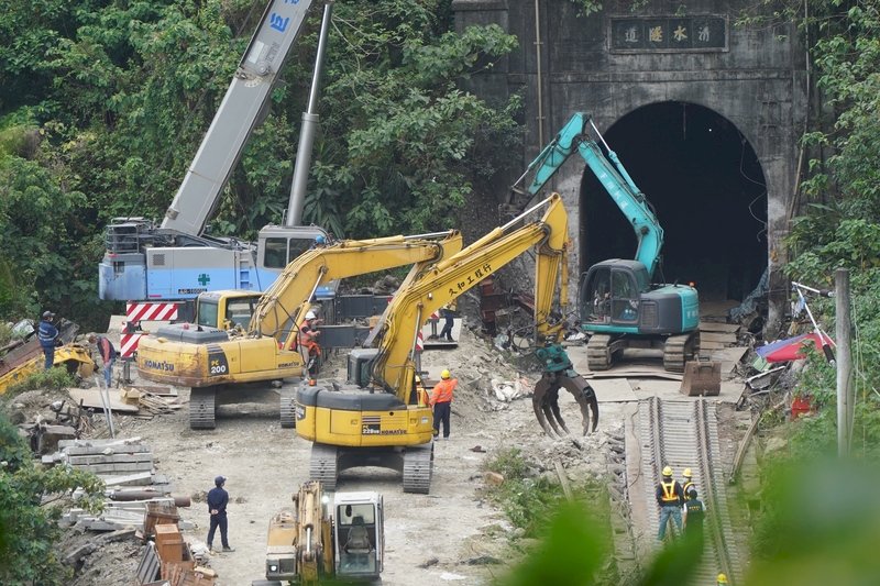 太魯閣號出軌／太魯閣號事故第6節車廂仍壓住遺體 搜救人員帶擔架進入