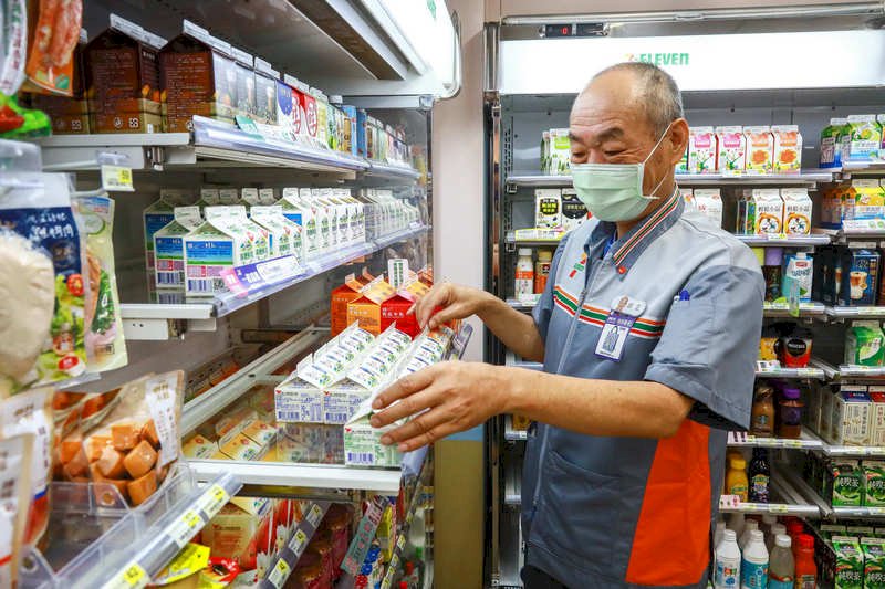 勞動部擴大生活補貼對象  納入中高齡再就業、7月薪資減損2成
