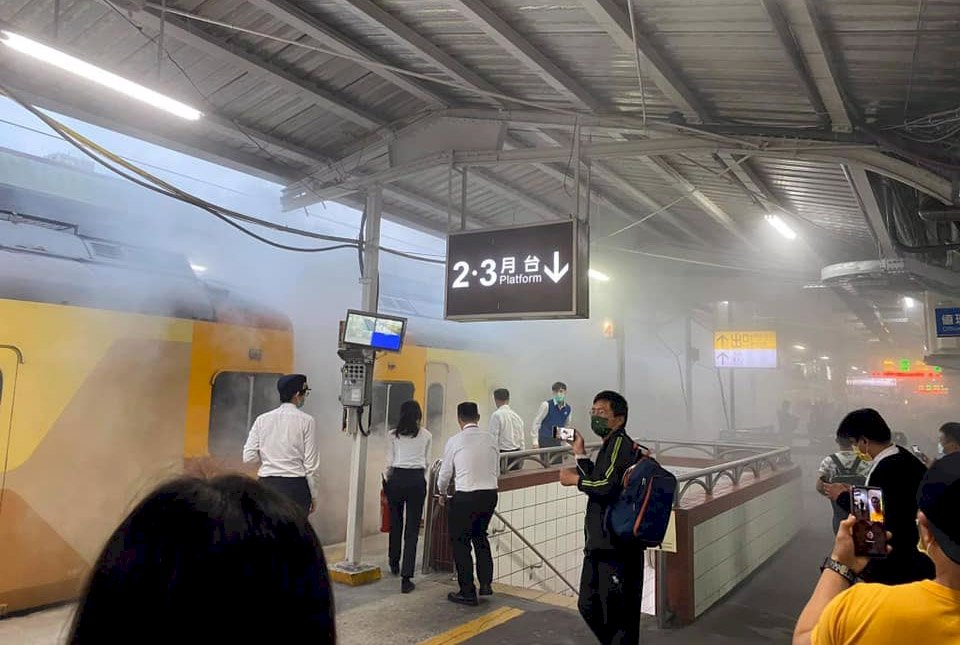 自強號中壢站冒煙 旅客全換乘列車