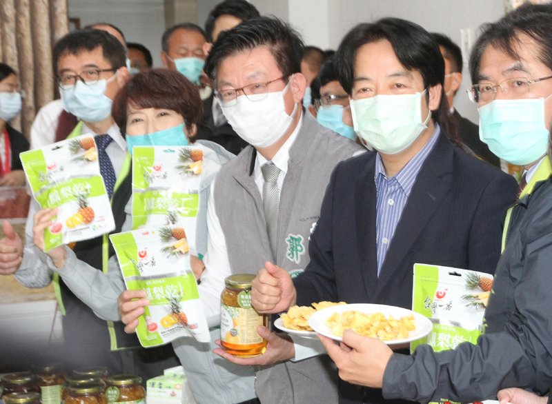 蓬佩奧曬照大啖台南鳳梨乾 &nbsp;黃偉哲邀到產地品嘗