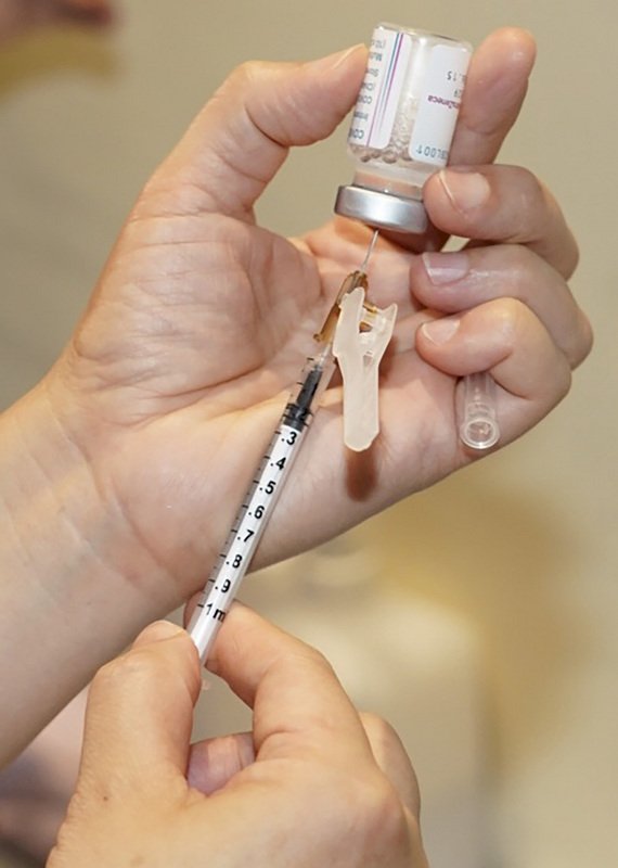 AZ疫苗開放軍警、機構長者打？指揮中心下午說明
