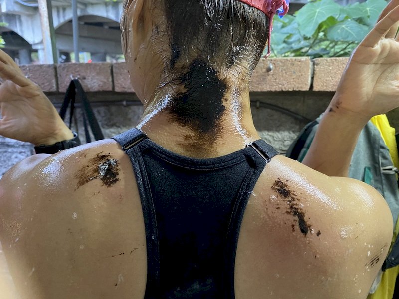 西子灣晨泳染油污！ 海保署急召吸油清理