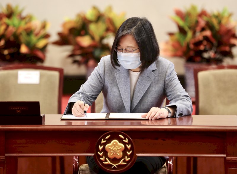 簽署職災保險法 總統：保障勞動權益里程碑