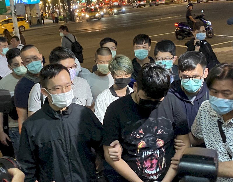 黑衣人丟蟑螂事件 警逮5嫌依法送辦