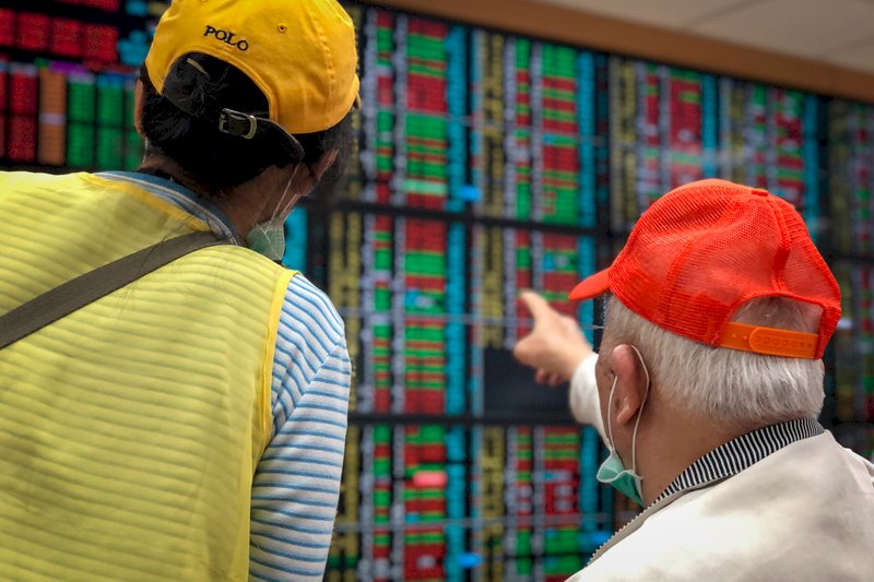 台股收復17000點 電金傳產齊揚上漲152點