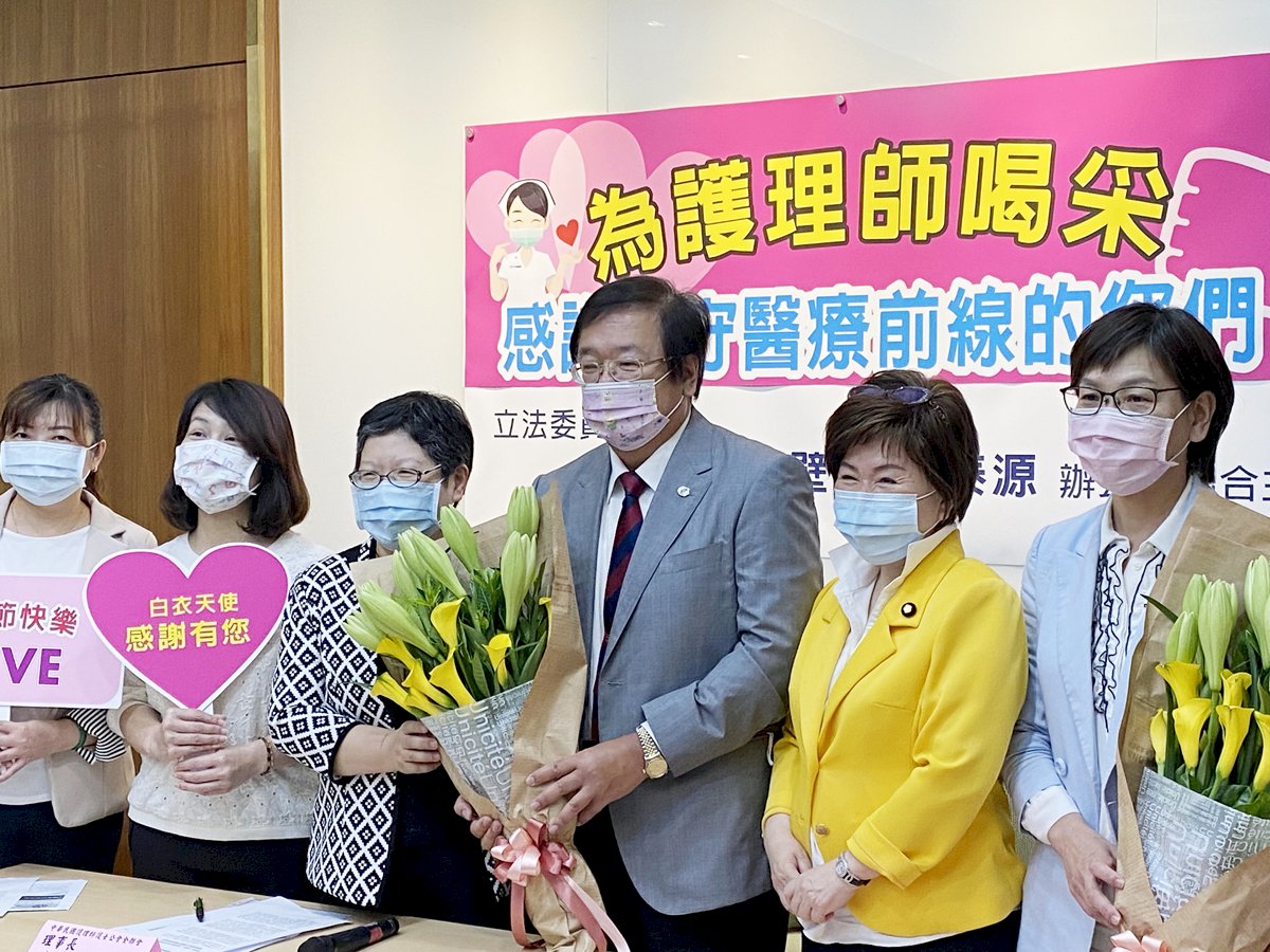 跨黨派立委慶護師節 公會呼籲提升薪資水平