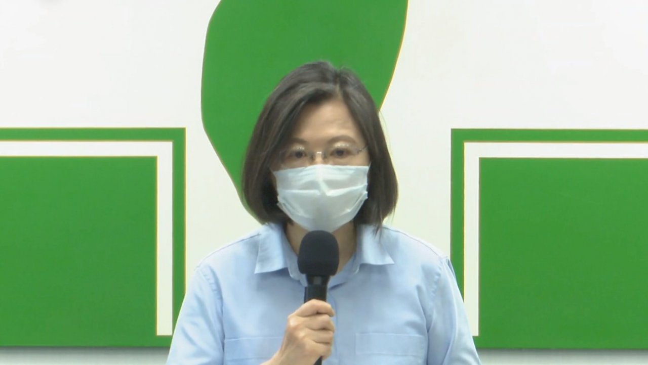 疫情升溫活動喊停 蔡總統籲黨公職「線上跑攤」溝通公投不要停