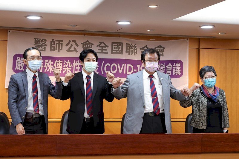 賴清德偕醫護人員宣示堅守崗位 籲民眾勿恐慌、配合防疫