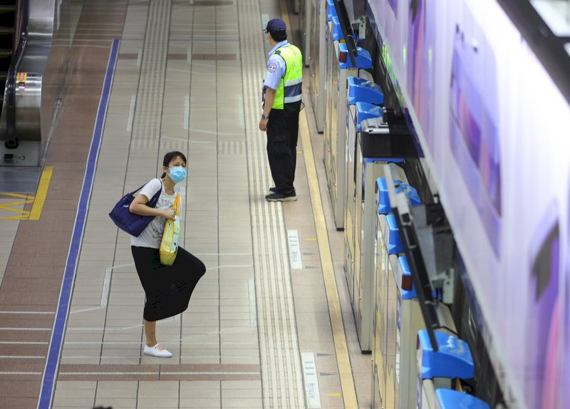 不像上班日 雙北防疫升級車流人潮減少