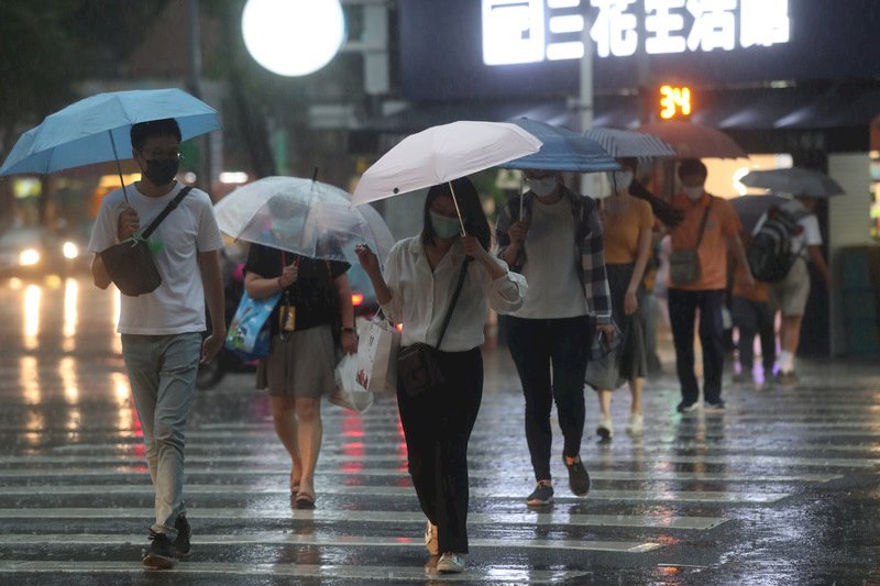 雨神終於要來了！台灣中部、北部留意豪大雨特報