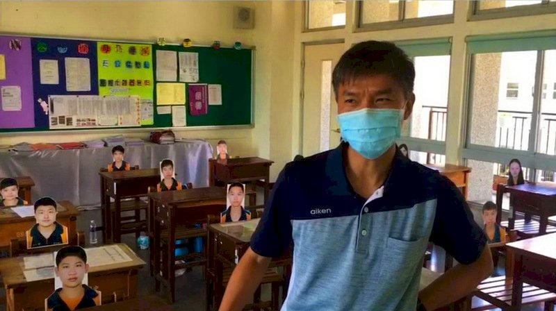 遠距教學不甘寂寞 &nbsp;國中老師列印學生頭像超搞笑