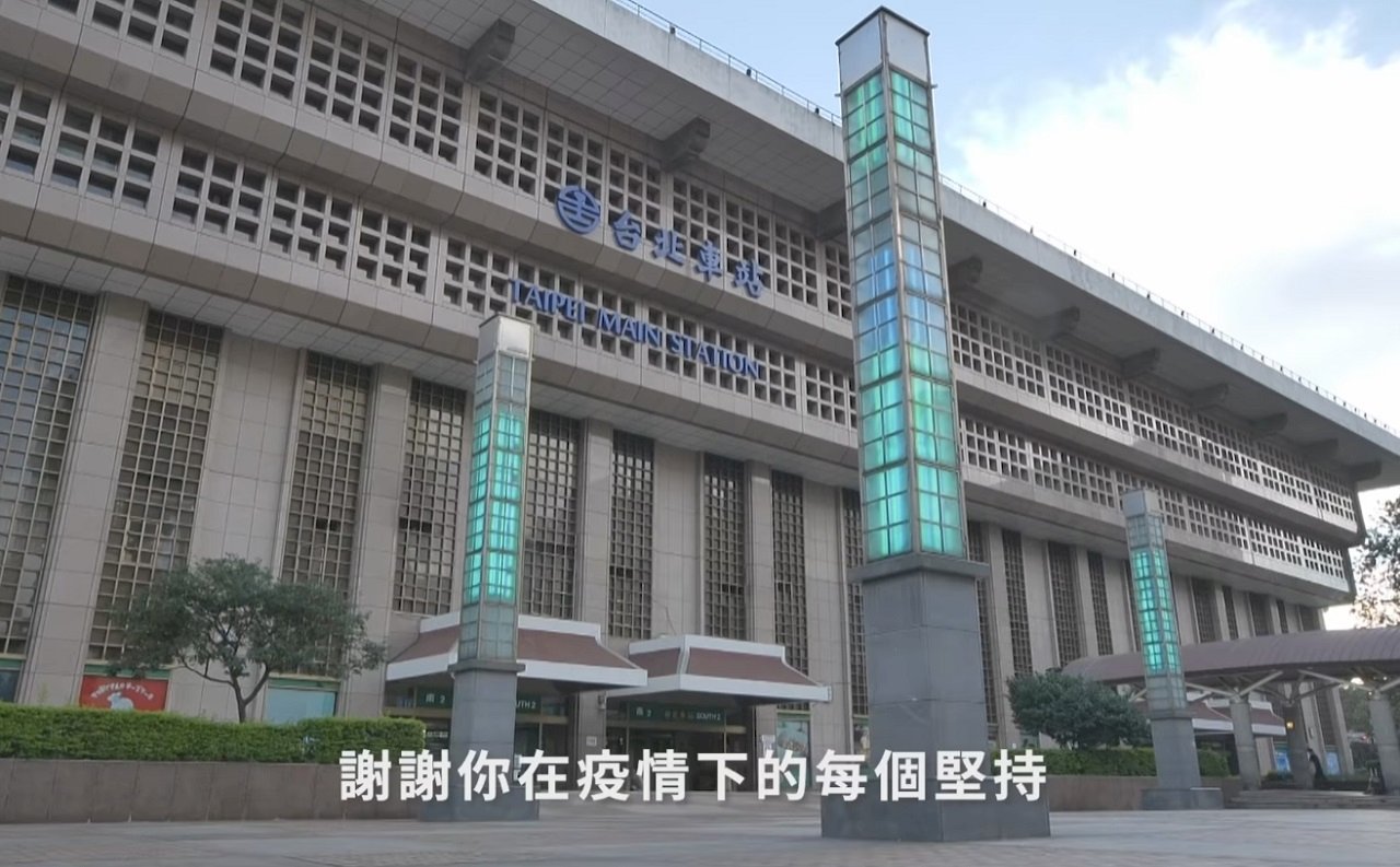 總統：面對挑戰堅持以對 團結防疫當醫護人員後盾
