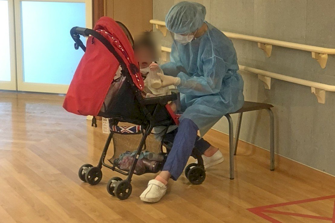 不捨解隔離小奶娃等家人 &nbsp;護理師當保姆畫面動人