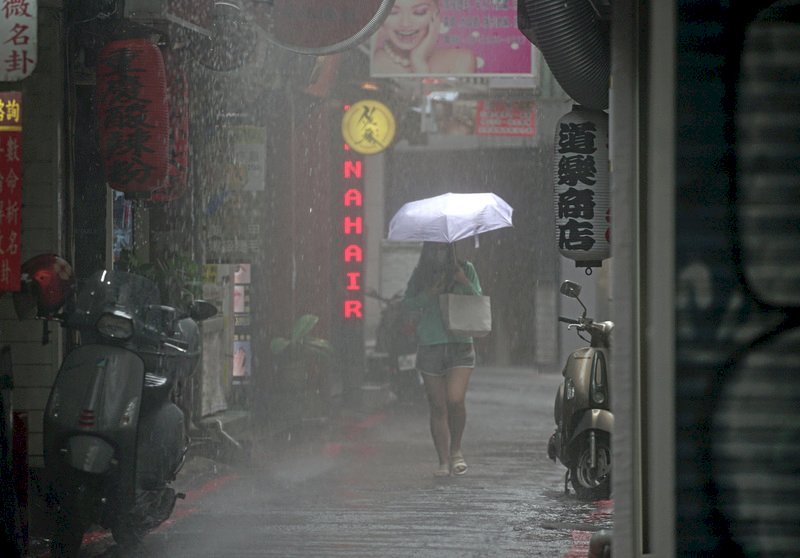 西半部東北部留意短時強降雨  熱低壓發展中