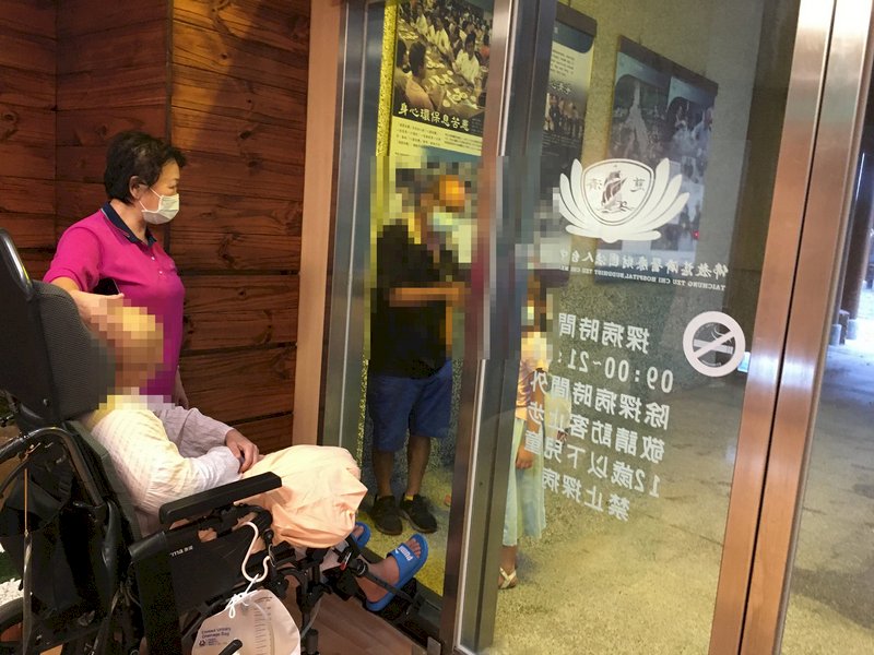 疫情下禁探病 &nbsp;癌末夫與妻隔玻璃窗訣別