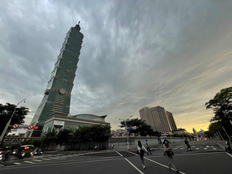 中南部不定時降雨  南投花東上看36度