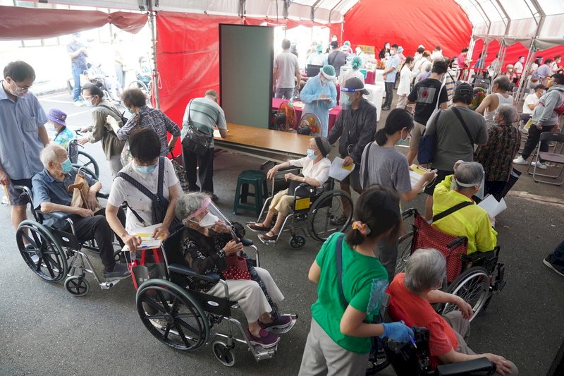 長輩打AZ疫苗了嗎？ 接種後須注意五大症狀
