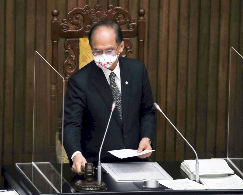◎遠距開庭問題大，公開審判不等於網路直播！法官如何察言觀色？辯護權益怎麼辦？重大案件開放留言會不會被灌爆？