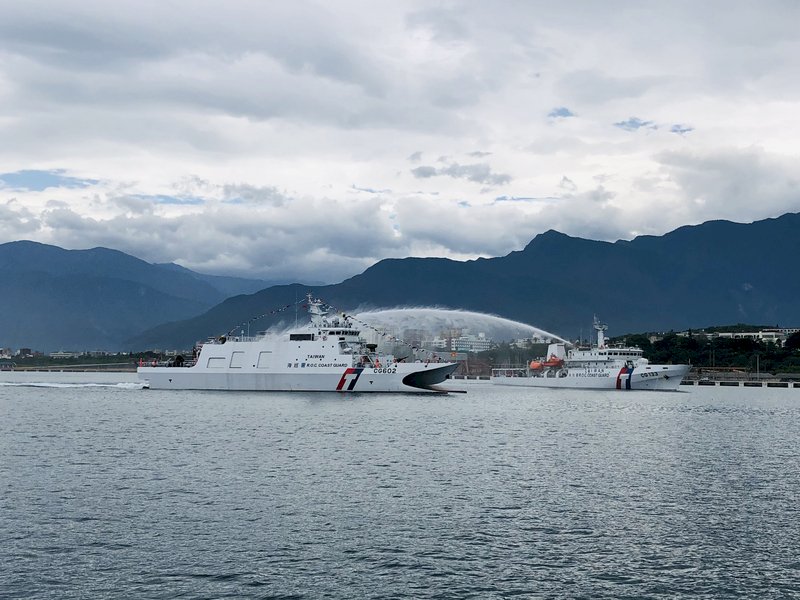 海巡成功艦抵達花蓮港  東部護漁維權生力軍