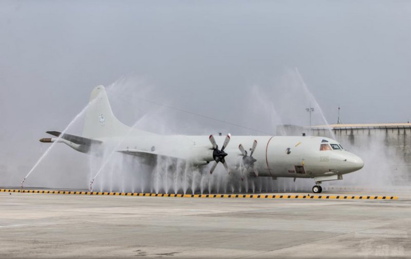 P-3C反潛機洗香香  6分鐘洗一架清潔溜溜