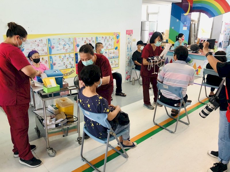 台東僅加配300劑AZ疫苗 指揮中心：配撥量逾預約人數