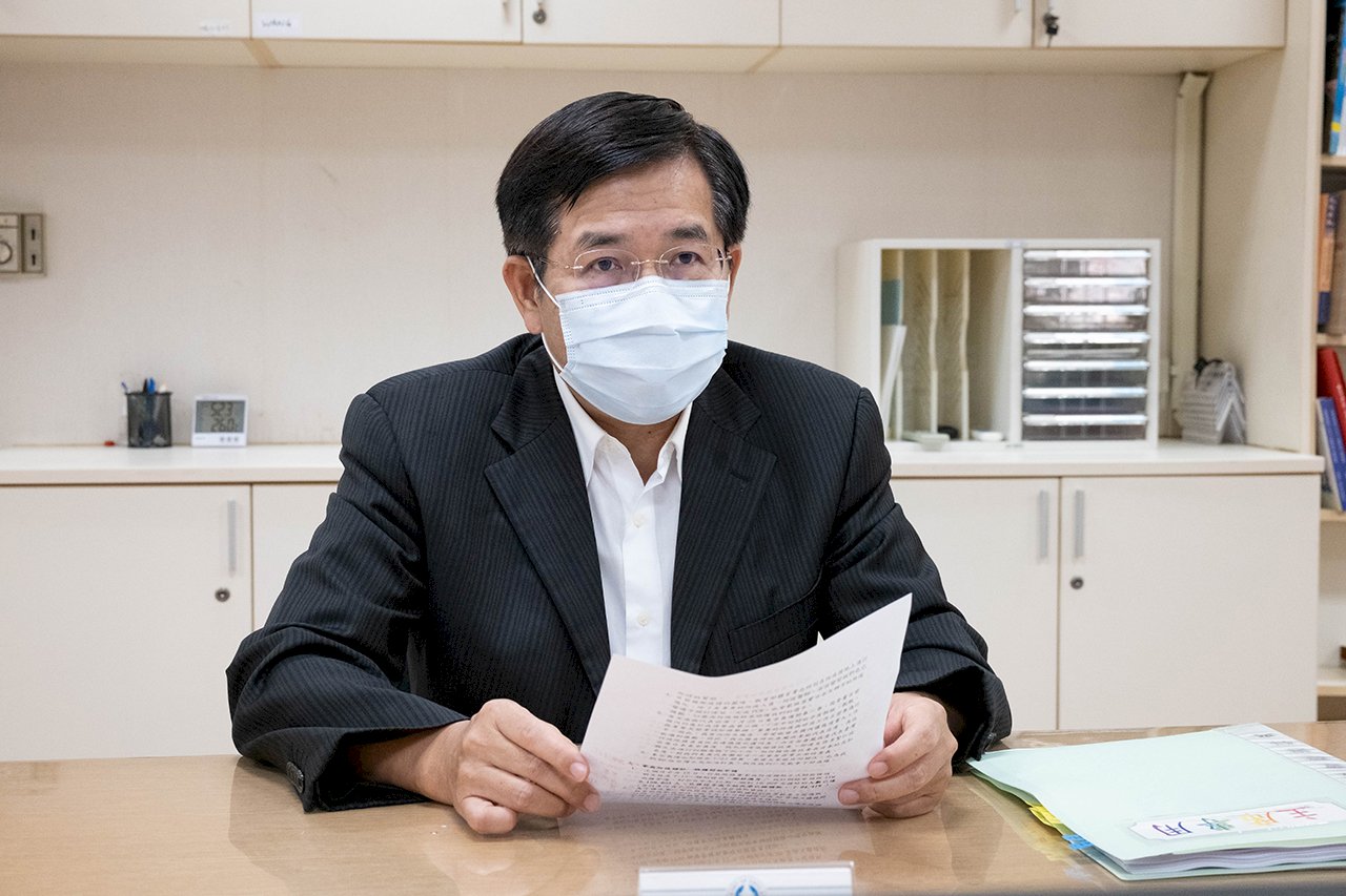 國手搭經濟艙惹議 教長：體育署長昨已遞辭呈