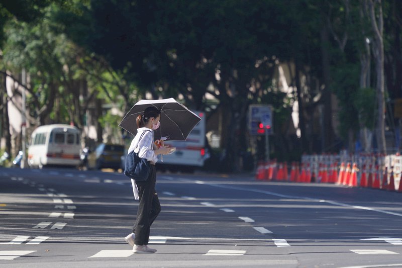 天氣熱北宜花局部逾36度 水氣增午後中南部易有豪雨