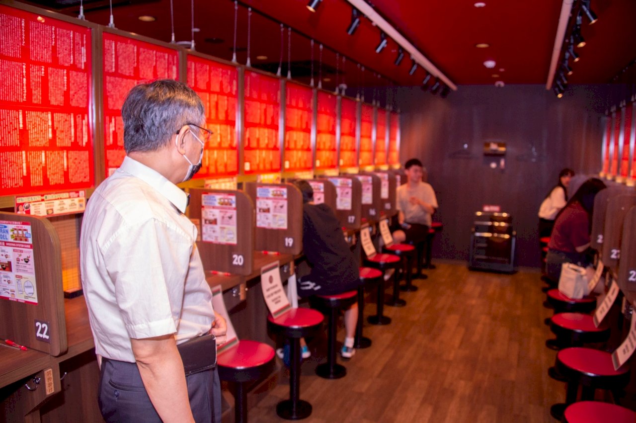 視察餐飲開放內用首日狀況 柯文哲提醒初期要小心