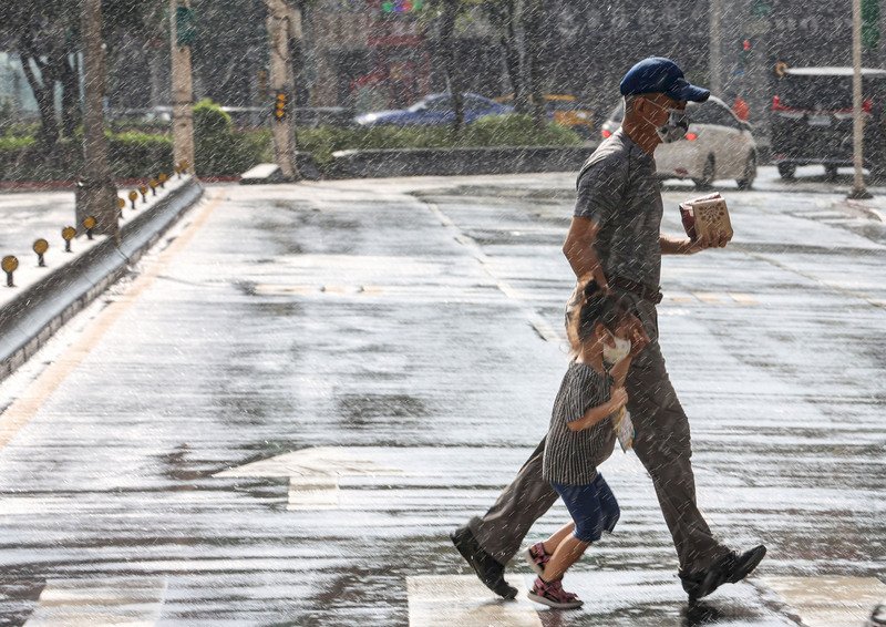 南方雲系影響 東半部及南部局部雨