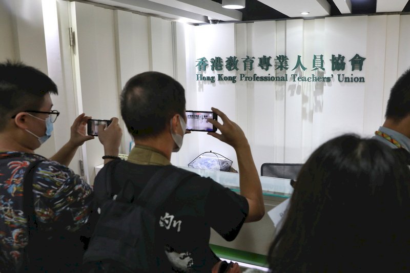 不敵政治壓力 香港教協大會表決通過解散