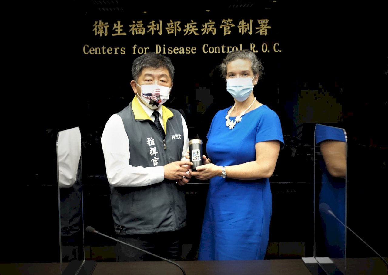 見AIT處長談疫苗雙邊認證 陳時中：未來談判將納入高端